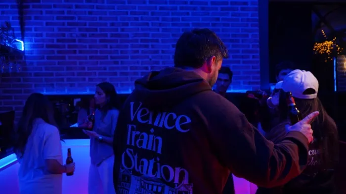 Temporada 1 Venice Train Station 246