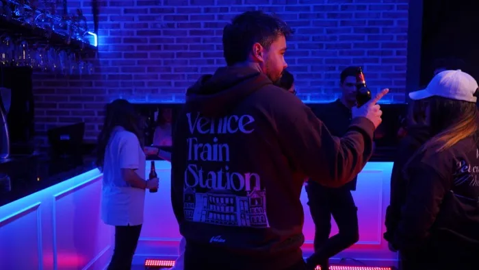 Temporada 1 Venice Train Station 248