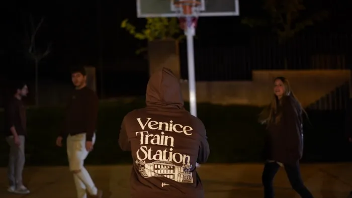 Temporada 1 Venice Train Station 391