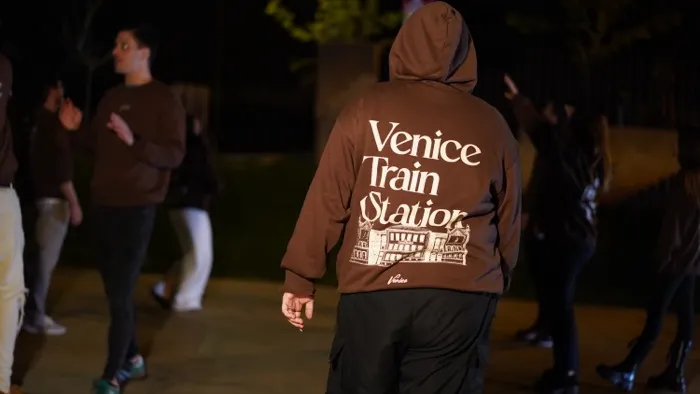 Temporada 1 Venice Train Station 421